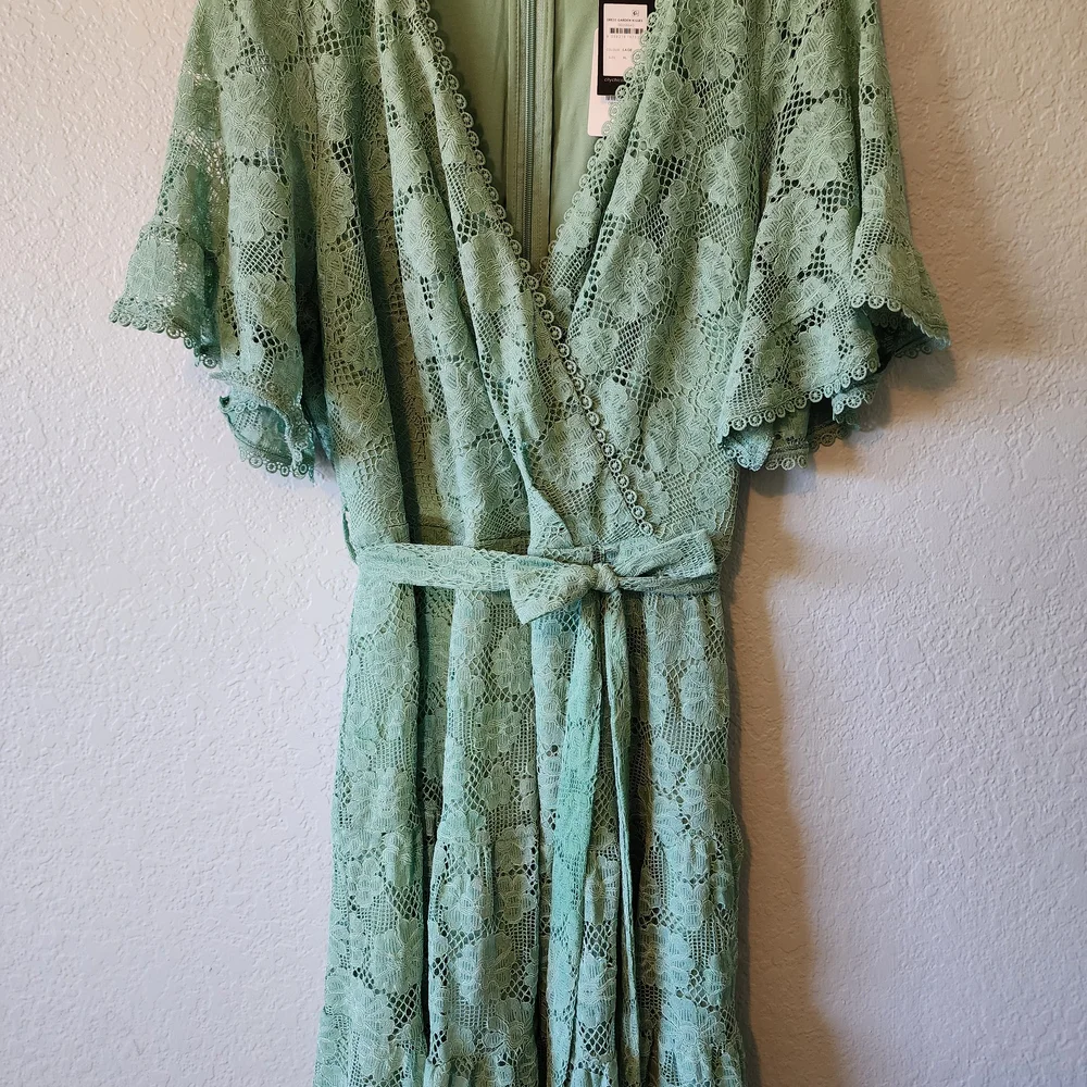 City Chic 22 / XL - Garden Kisses - Sage Green Lace Faux Wrap - Mini Dress - Picture 3 of 8
